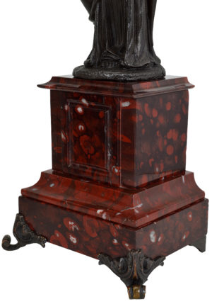 Paire de lampes aux vestales patiné et marbre rouge – Image 4