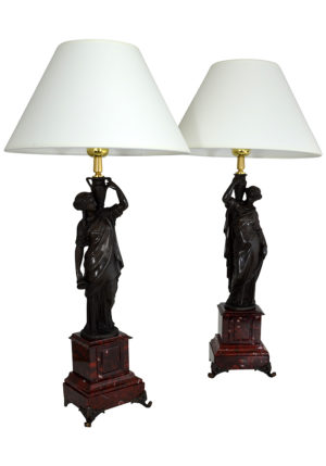 Paire de lampes aux vestales patiné et marbre rouge – Image 3