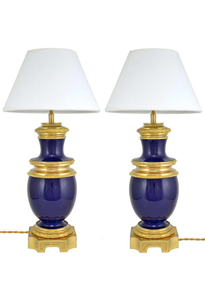 Paire de lampes en porcelaine de Sèvres et bronze doré. XIXème.