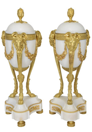 Paire de vases / bougeoir tripode aux béliers marbre et bronze – Bild 4