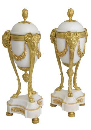 Paire de vases / bougeoir tripode aux béliers marbre et bronze – Bild 3