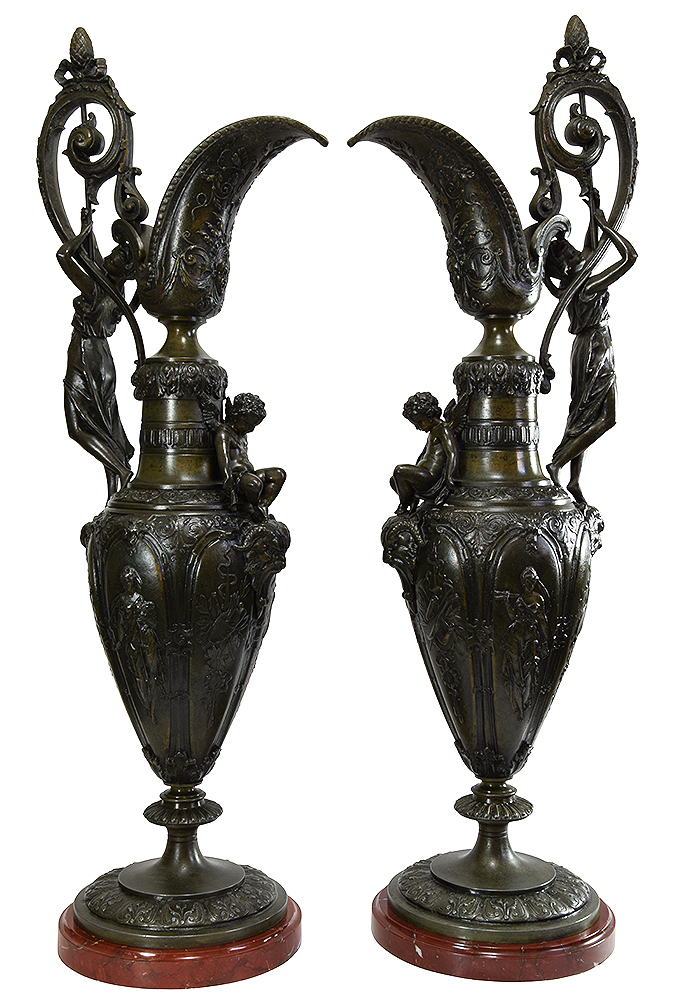 Grande paire d'aiguières en régule patiné XIXème