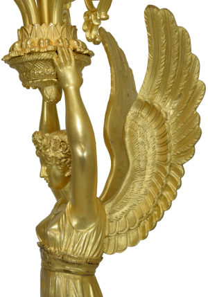 Paire de chandeliers Déesse Niké bronze doré au mercure – Bild 3