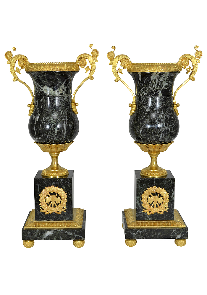 Grande paire de vases Médicis en marbre style Empire XIXème.
