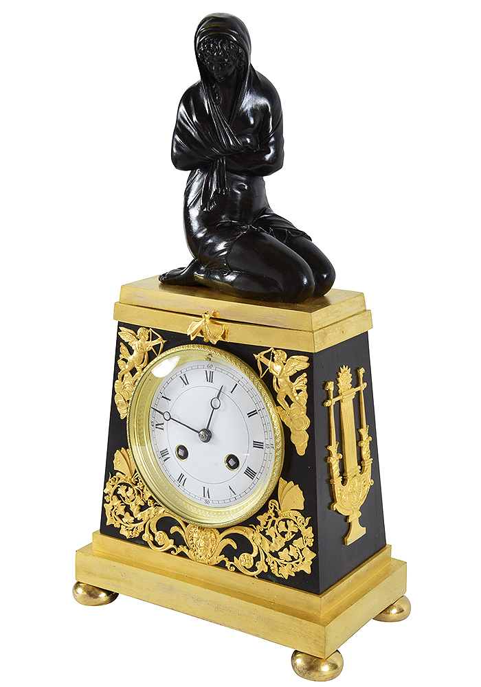 Pendule Empire "La frileuse" en bronze doré au mercure