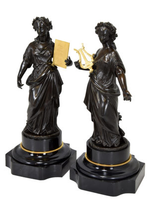 Paire de statuettes en bronze patiné Muses XIXème – Bild 6