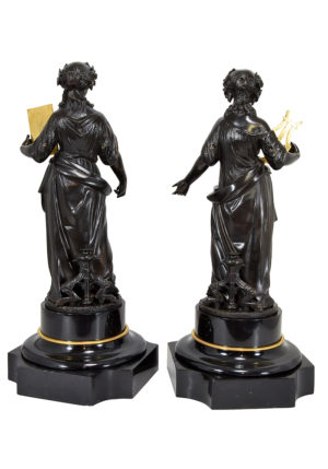 Paire de statuettes en bronze patiné Muses XIXème – Bild 3