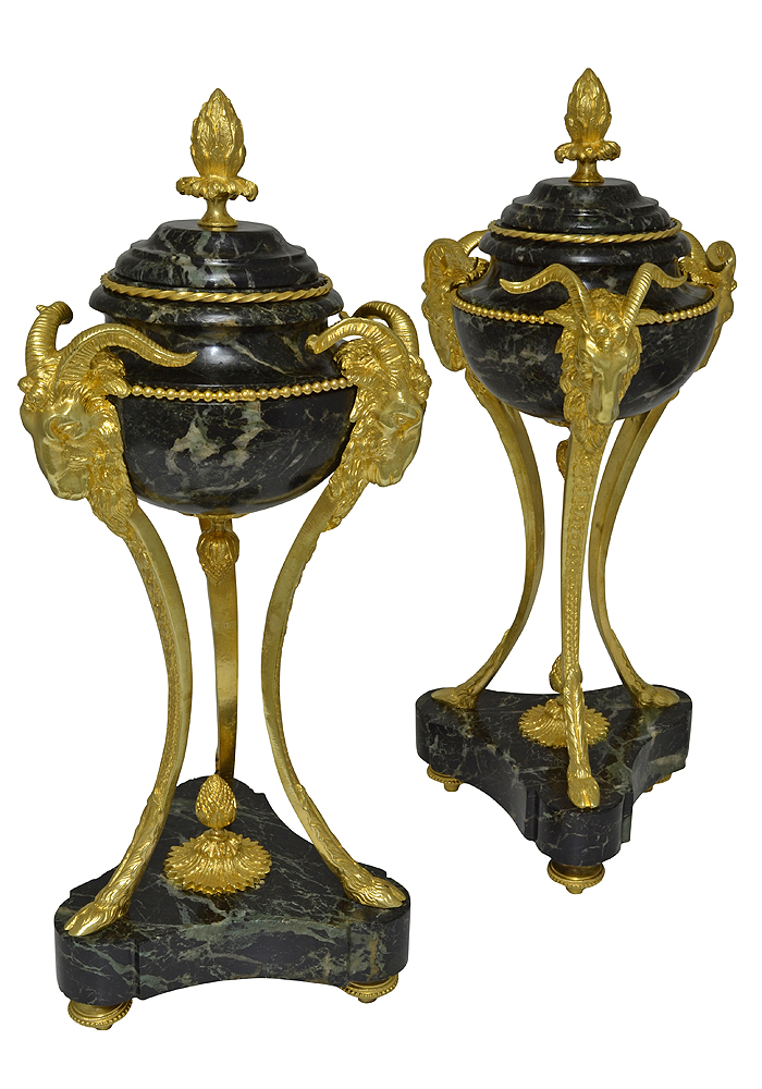 Paire de vases à têtes de bélier en marbre et bronze