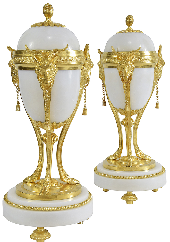 Paire de vases / bougeoirs tripode aux béliers marbre et bronze