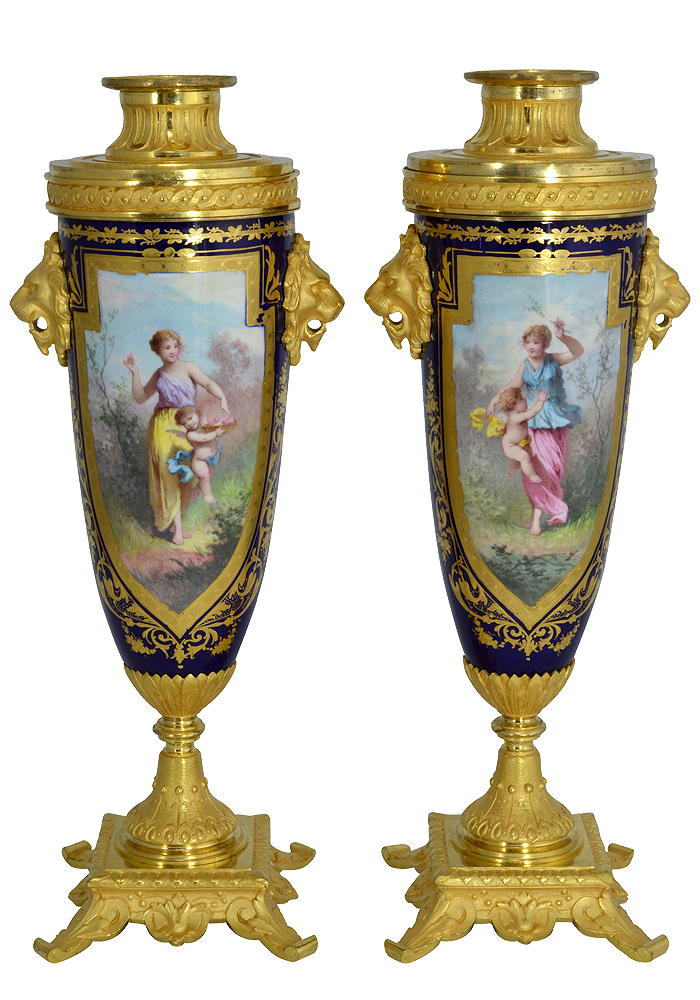 Paire de vases bougeoir en porcelaine et bronze doré