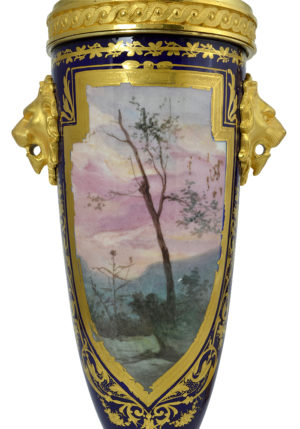 Paire de vases bougeoir en porcelaine et bronze doré – Image 10