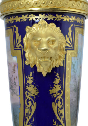 Paire de vases bougeoir en porcelaine et bronze doré – Image 9