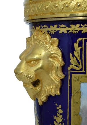 Paire de vases bougeoir en porcelaine et bronze doré – Image 8