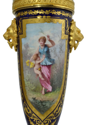 Paire de vases bougeoir en porcelaine et bronze doré – Image 7