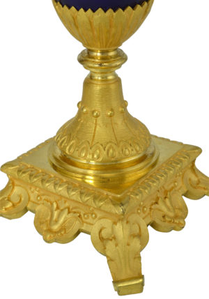 Paire de vases bougeoir en porcelaine et bronze doré – Image 5