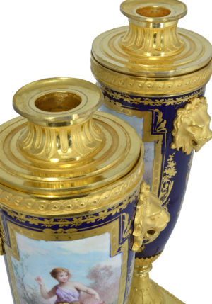 Paire de vases bougeoir en porcelaine et bronze doré – Image 4