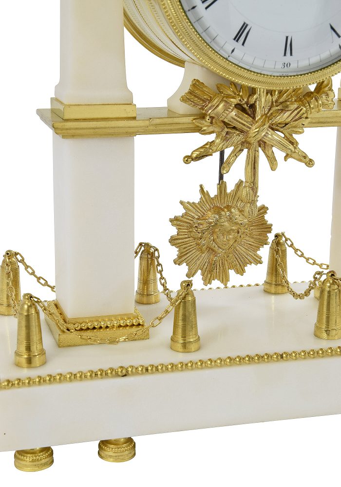 Pendule aux obélisques de style Louis XVI – Image 4