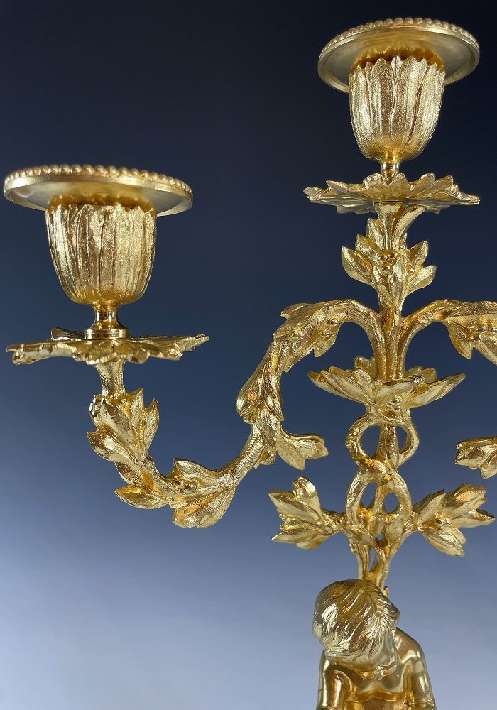 Paire de chandeliers aux chérubins en bronze doré Napoléon III - Image 3