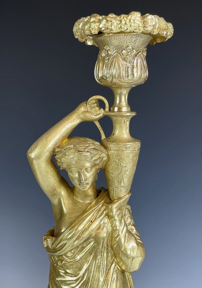 Paire de bougeoirs aux vestales XIXème - Image 6