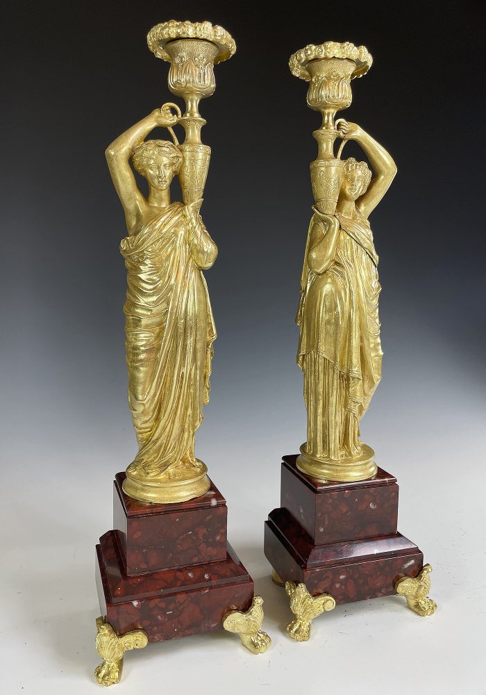 Paire de bougeoirs aux vestales XIXème - Image 3