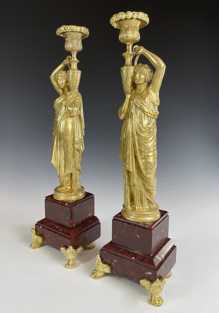 Paire de bougeoirs aux vestales XIXème - Image 5