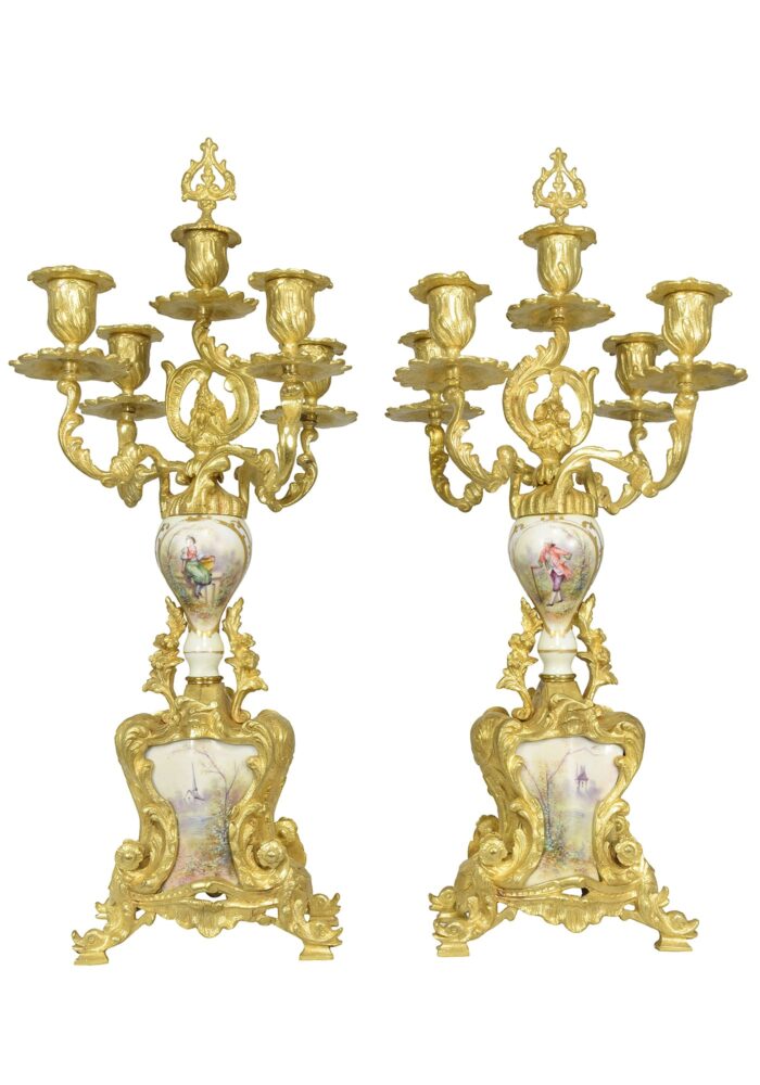 Paire de chandeliers en bronze et porcelaine Louis XV