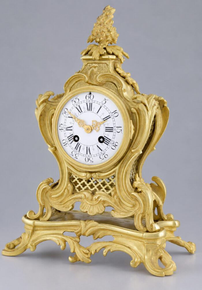 Pendule en bronze style Louis XV