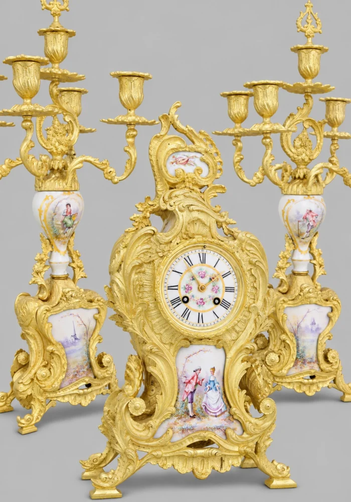 Pendule et chandeliers en bronze et porcelaine