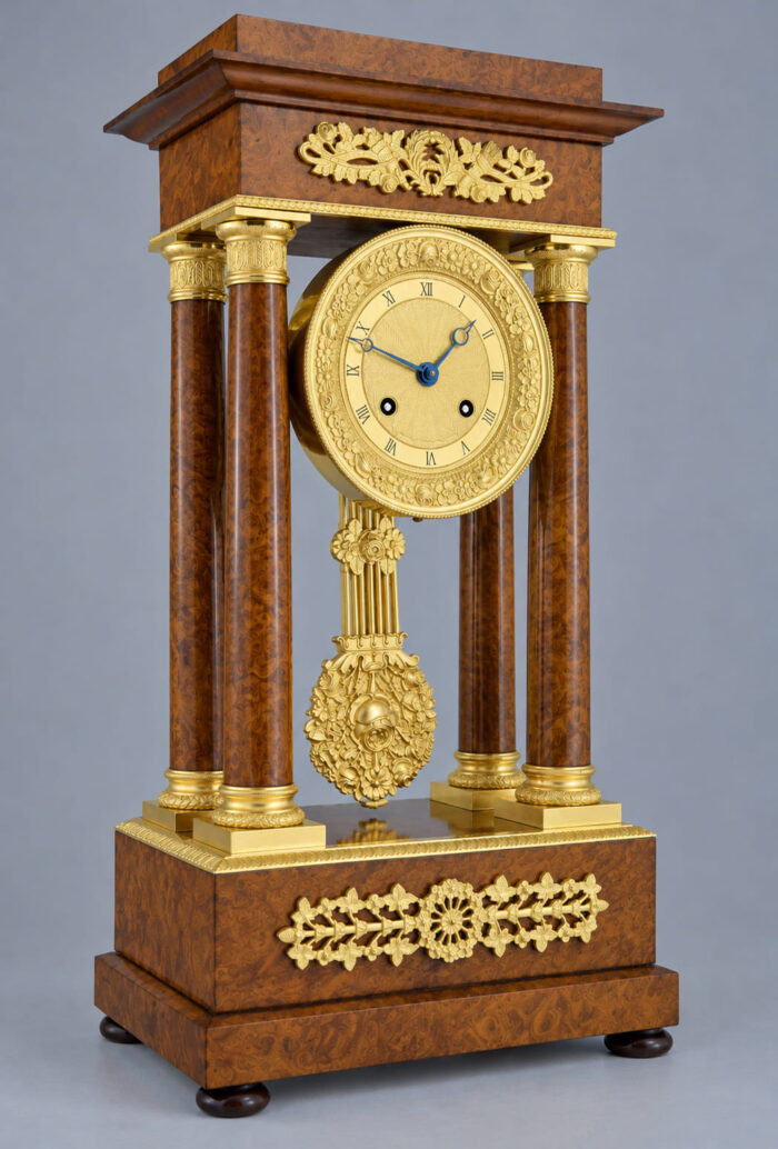 Pendule portique bois de loupe Charles X 1840