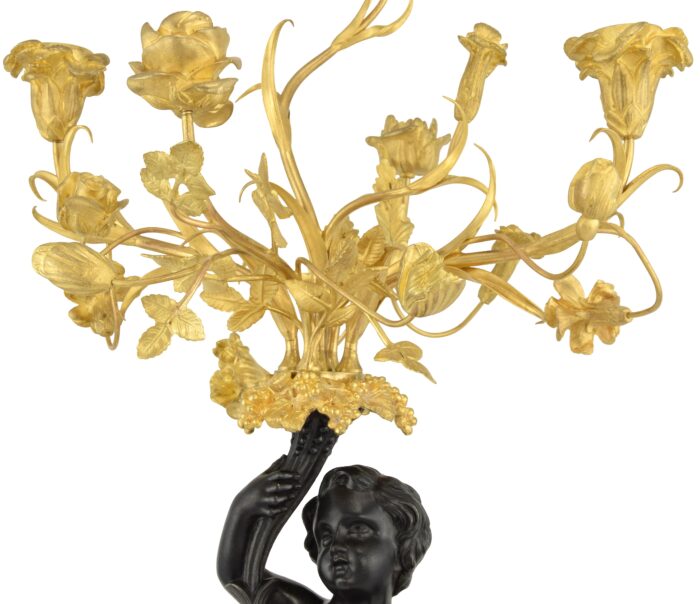 Paire de candélabres fleuri aux chérubins XIXème – Bild 10