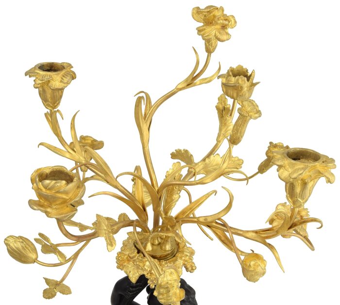 Paire de candélabres fleuri aux chérubins XIXème – Bild 7