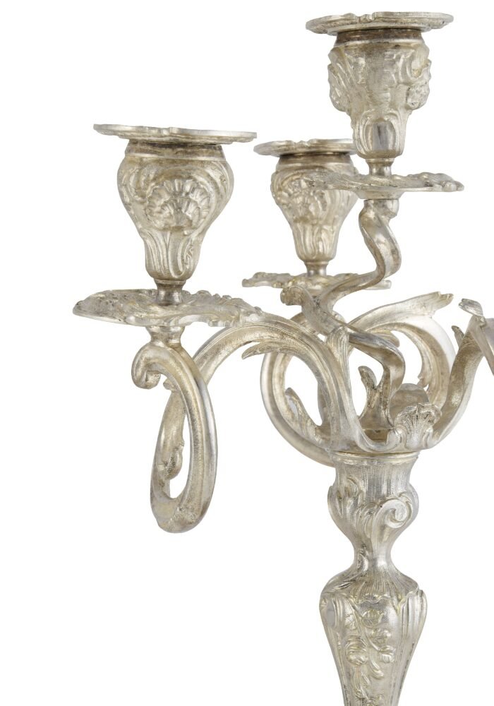 Paire de chandeliers bronze argenté style Louis XV – Image 4