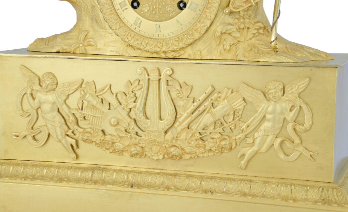 Pendule allégorique au putto musicien figurant l’Amour – Bild 11