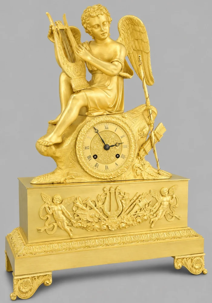 Pendule allégorique au putto musicien figurant l’Amour
