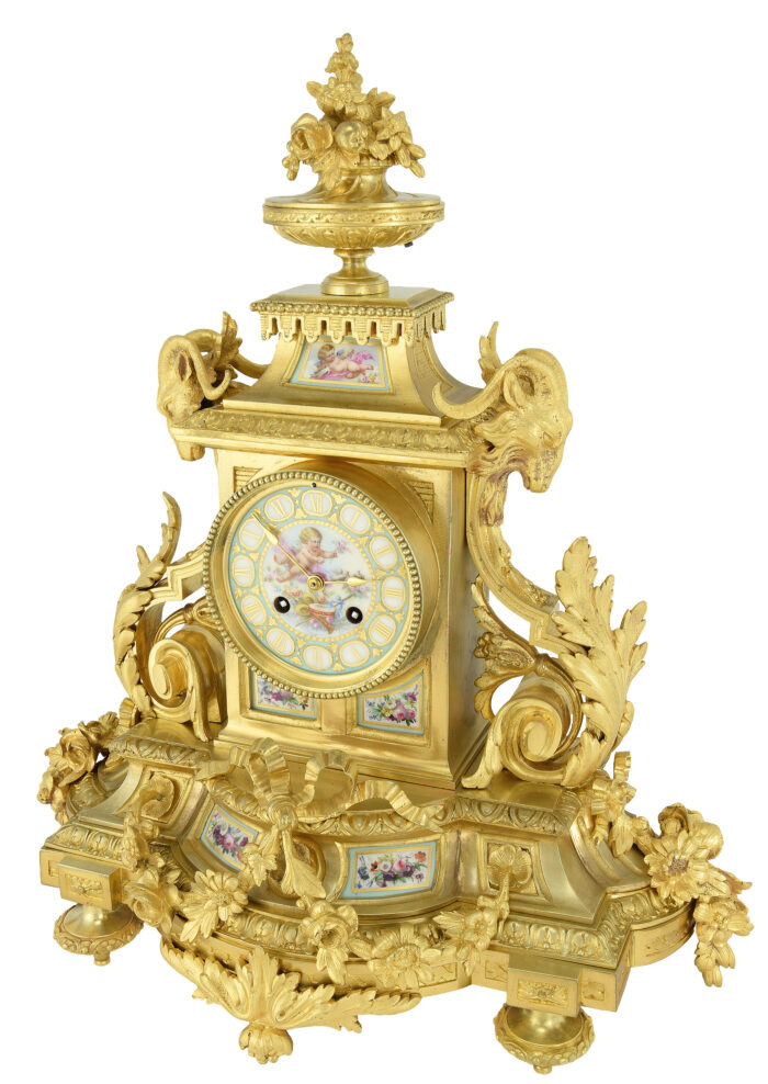 Pendule aux têtes de bélier et porcelaine de Paris – Image 4