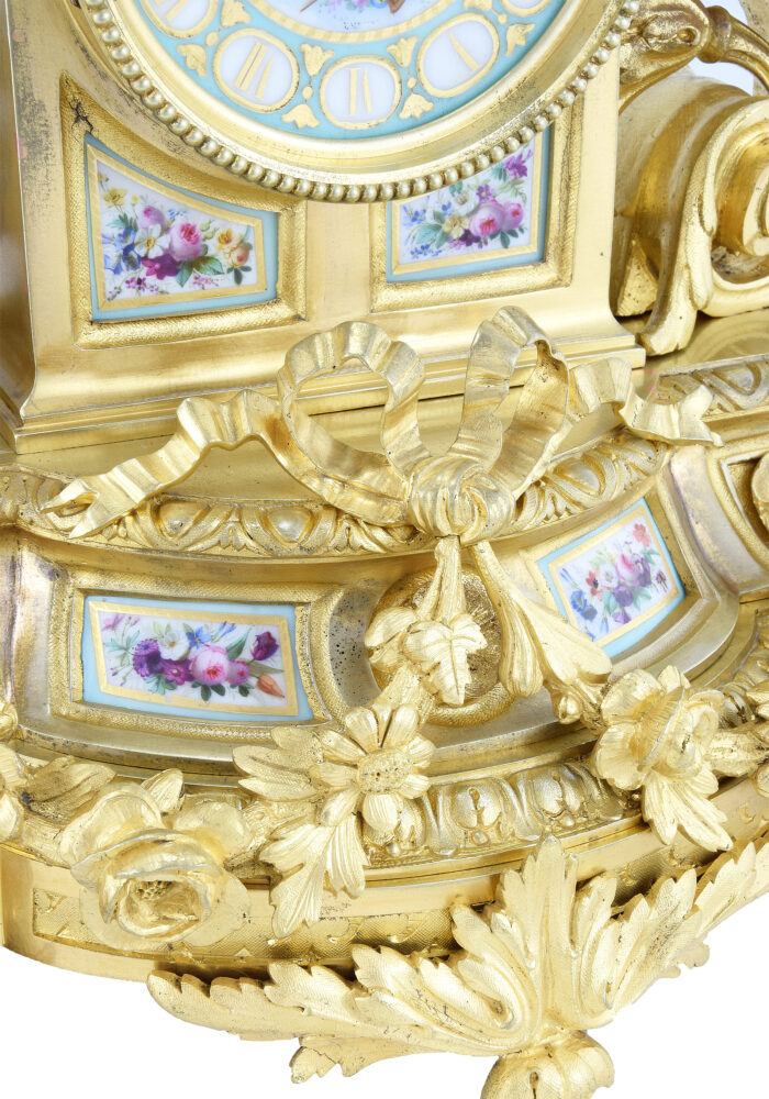 Pendule aux têtes de bélier et porcelaine de Paris – Image 6