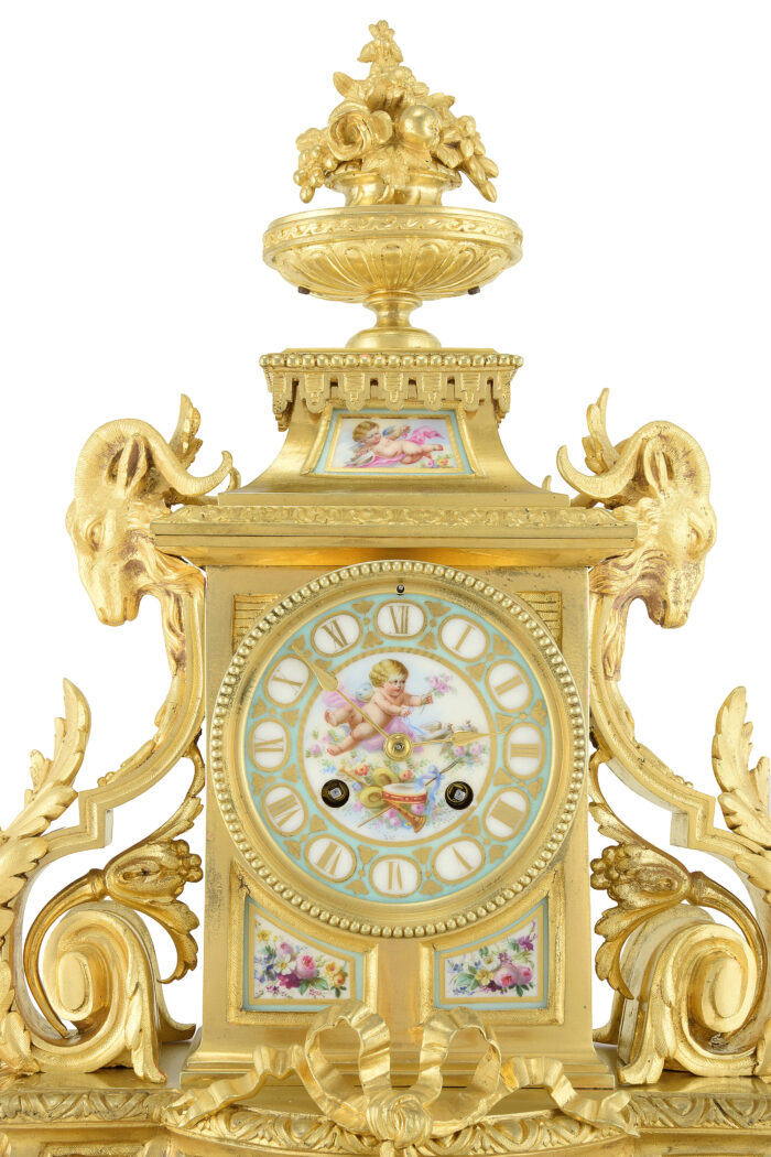 Pendule aux têtes de bélier et porcelaine de Paris – Image 5