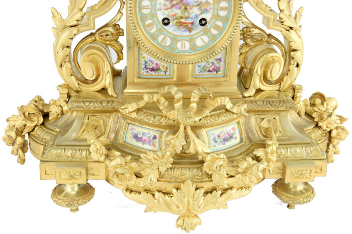 Pendule aux têtes de bélier et porcelaine de Paris – Image 13