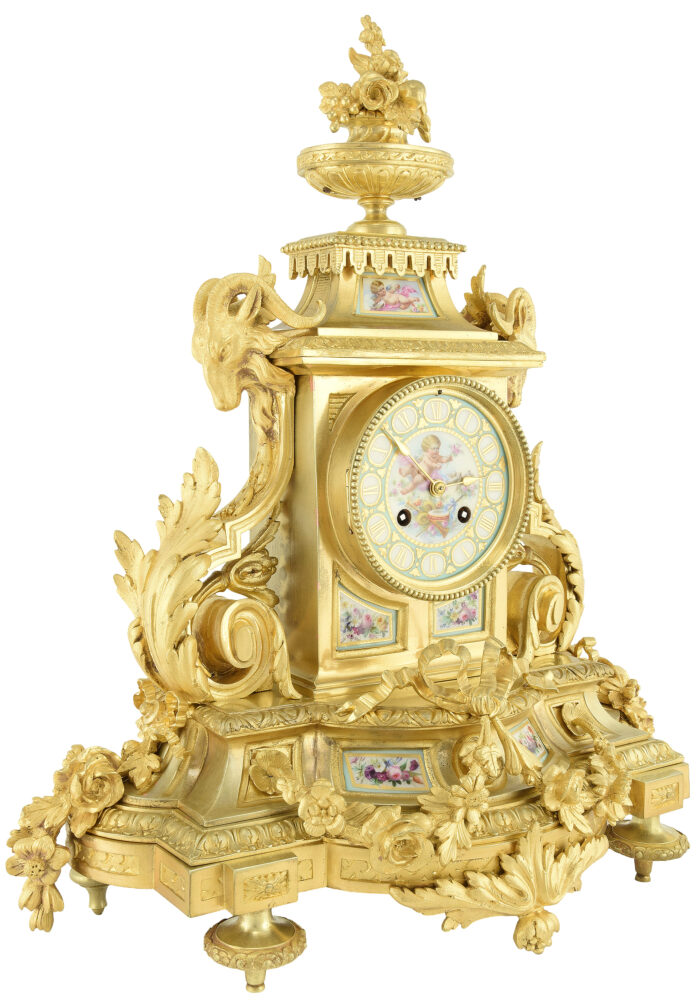 Pendule aux têtes de bélier et porcelaine de Paris – Image 3