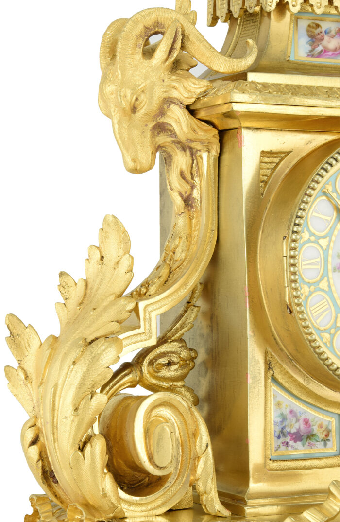 Pendule aux têtes de bélier et porcelaine de Paris – Image 11