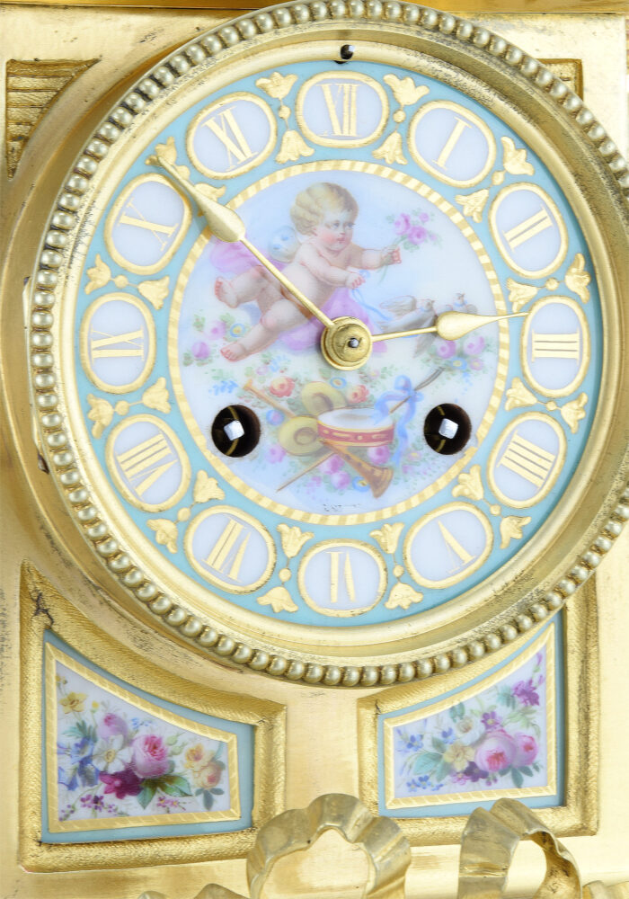 Pendule aux têtes de bélier et porcelaine de Paris – Image 10