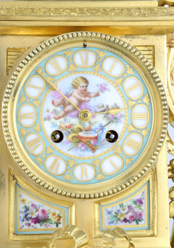 Pendule aux têtes de bélier et porcelaine de Paris – Image 9