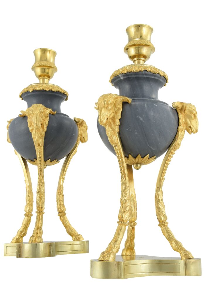 Paire de vases bougeoirs à tête de béliers