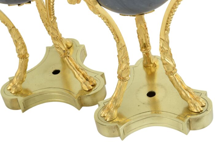Paire de vases bougeoirs à tête de béliers – Image 5