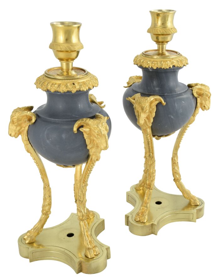 Paire de vases bougeoirs à tête de béliers – Image 3