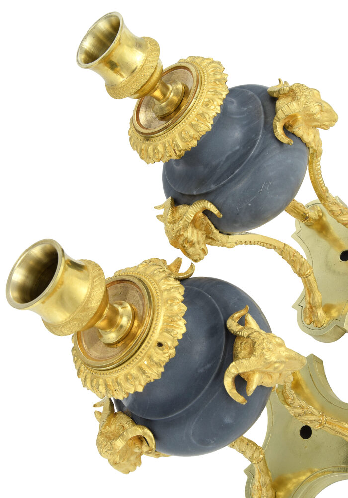 Paire de vases bougeoirs à tête de béliers – Image 4