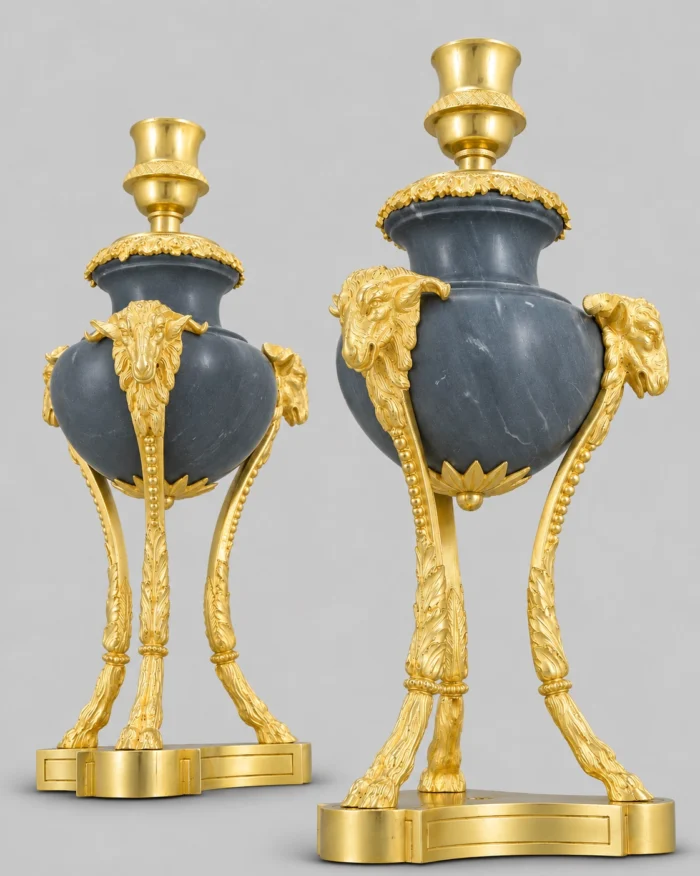 Paire de vases bougeoirs à tête de béliers